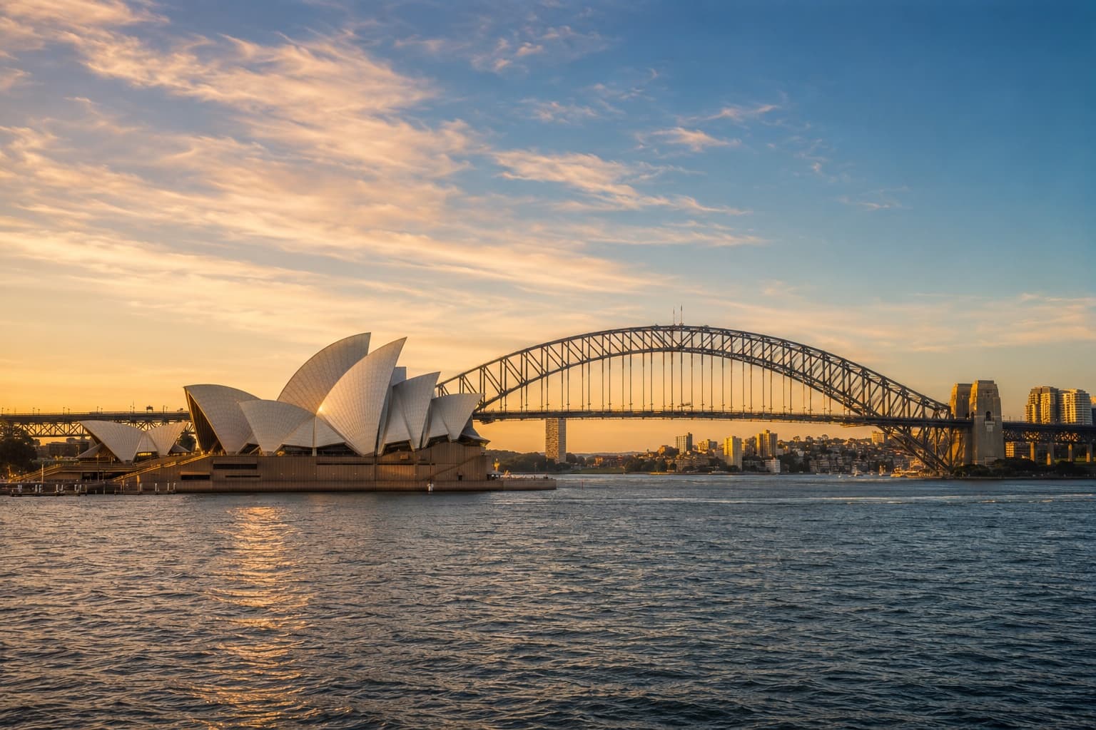 Sydney Operaház és kikötői híd a tengerparttal