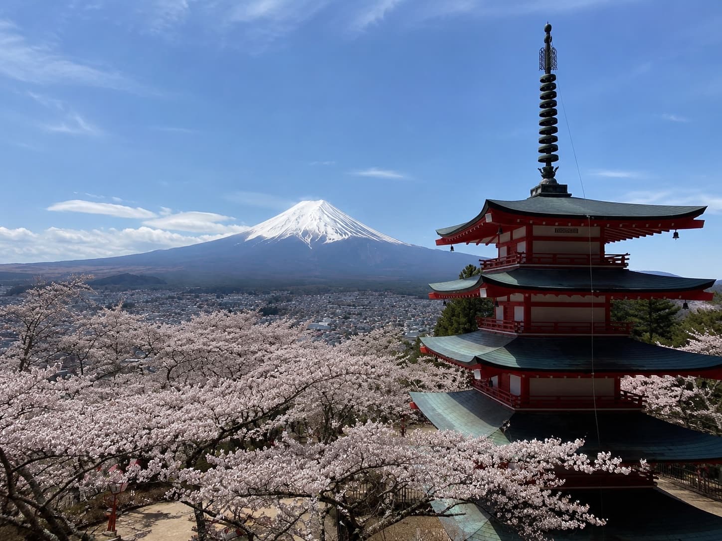 Japán pagoda cseresznyevirágzással és hegyekkel