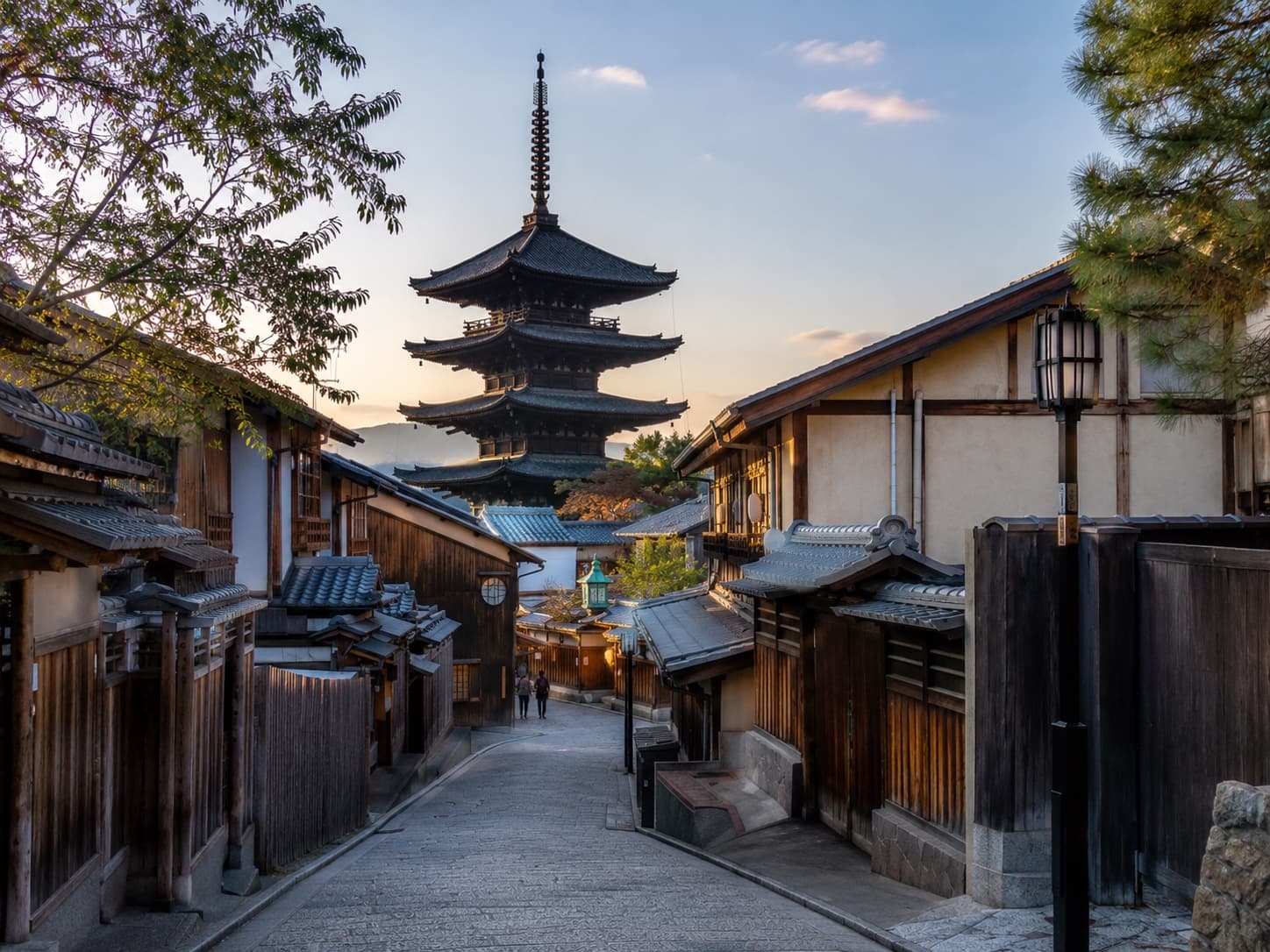 Japán pagoda cseresznyevirágzással és hegyekkel